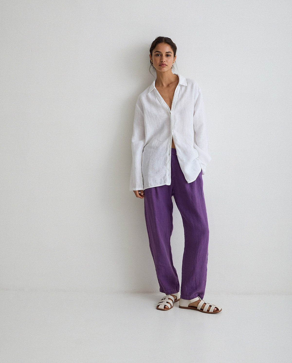 Linen pleated trousers in purple by YERSE