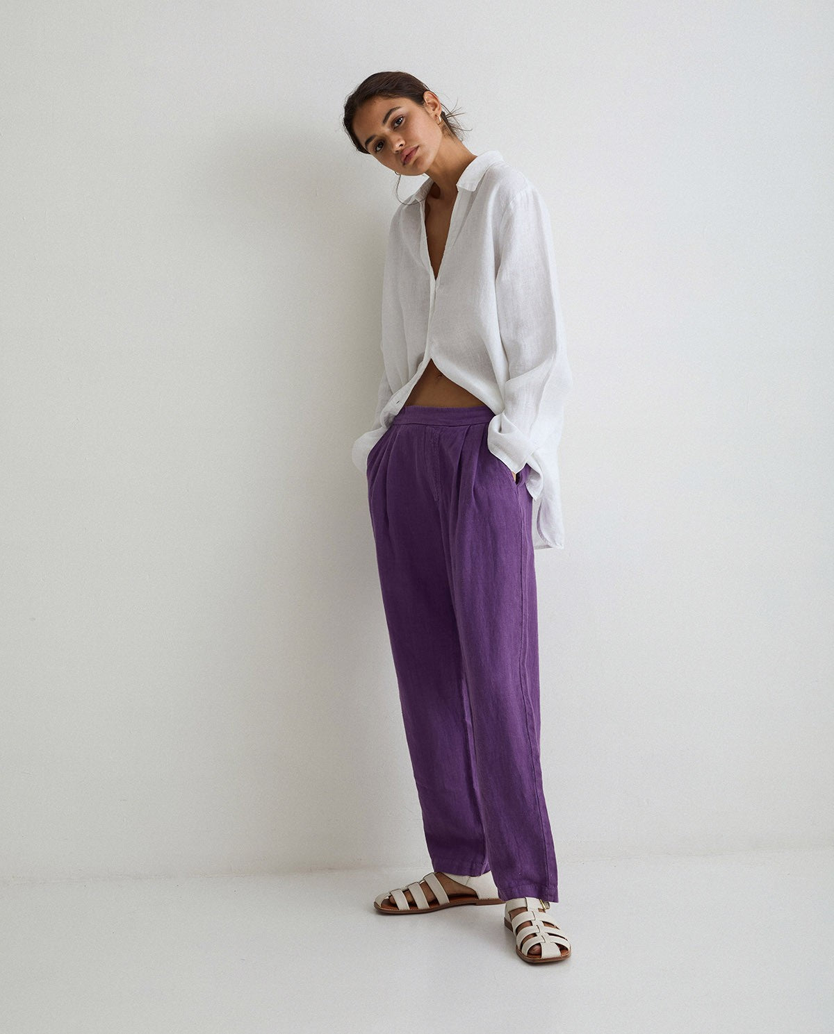 Linen pleated trousers in purple by YERSE