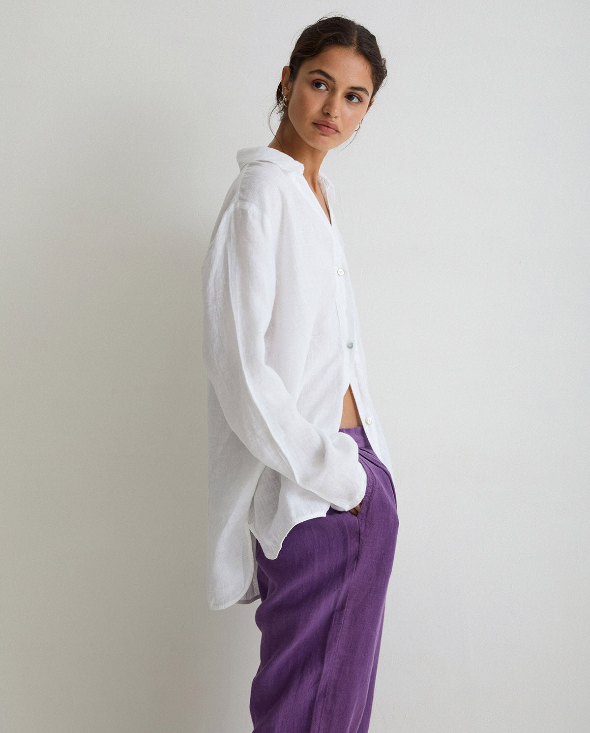 Linen pleated trousers in purple by YERSE