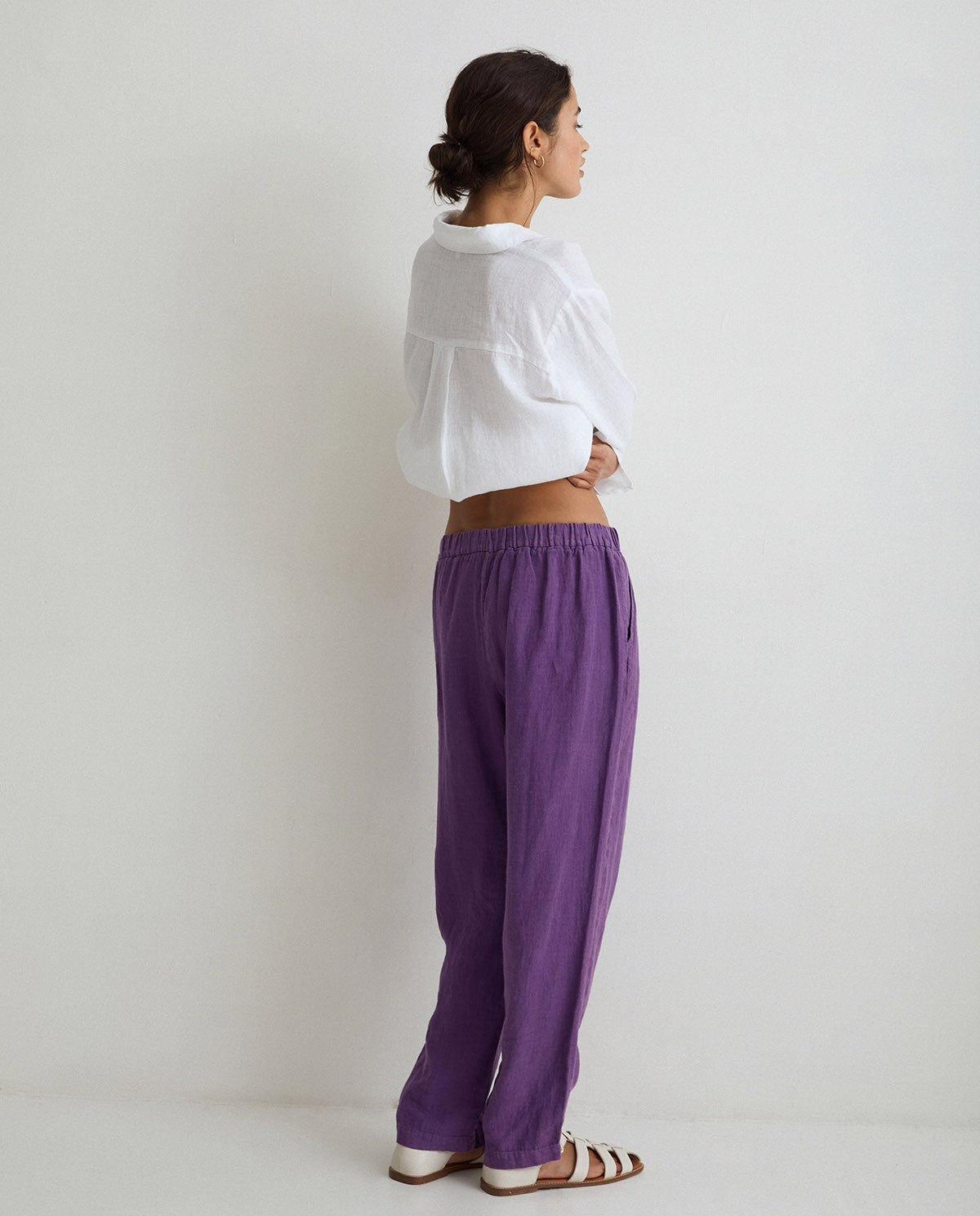 Linen pleated trousers in purple by YERSE