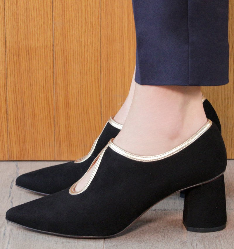 Loreale Black suede shoes by CHIE MIHARA